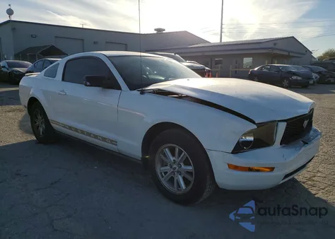 2009 Ford Mustang z USA, uszkodzony, nr VIN 1ZVHT80N895137544